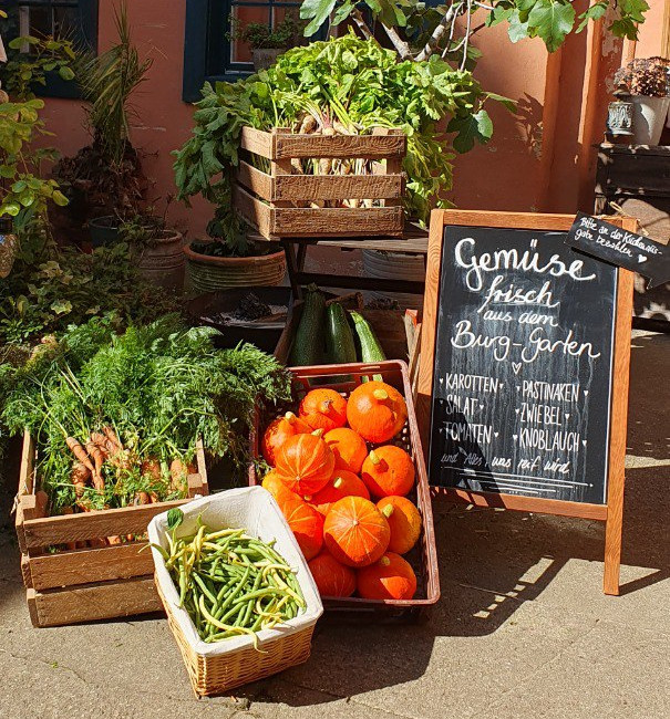 Gemüseverkauf im Burghof